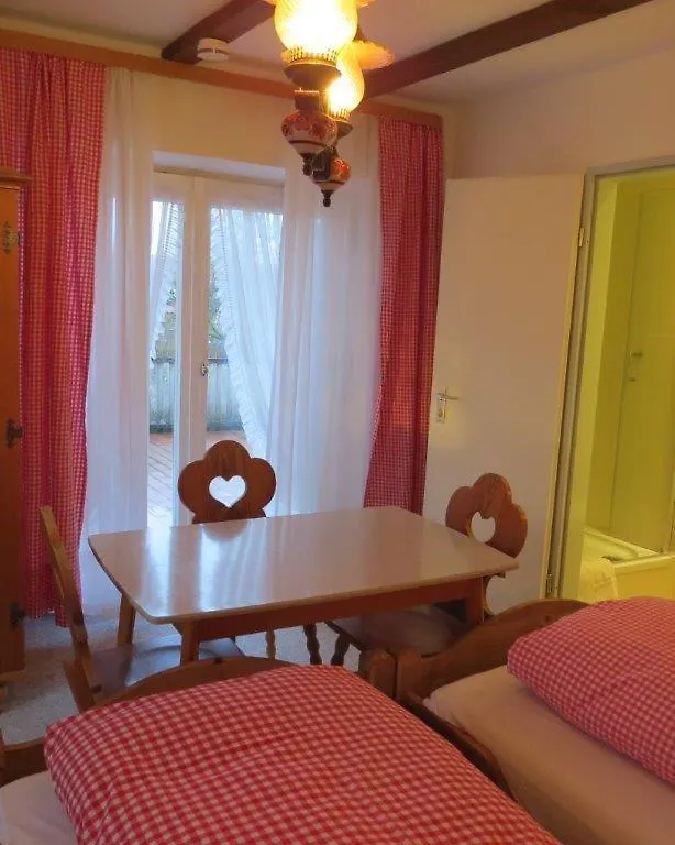 Gaestehaus Huber - Traditional Sixties Hostel Feichten