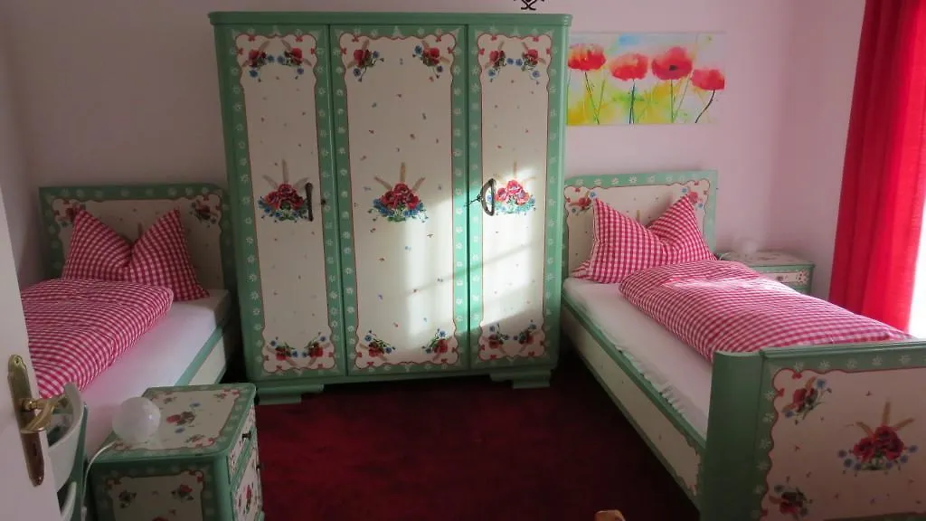 Guest house Gaestehaus Huber - Traditional Sixties Hostel Feichten