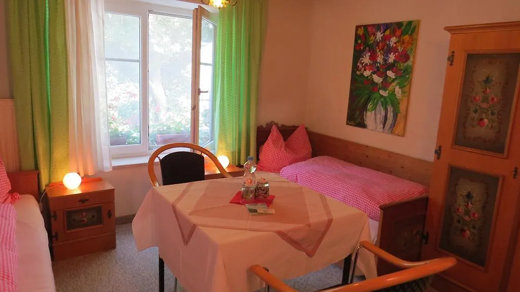Gaestehaus Huber - Traditional Sixties Hostel Feichten